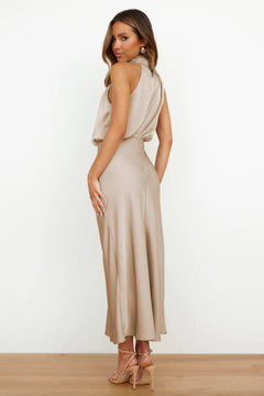 Carolina - Long satin dress with halter neckline