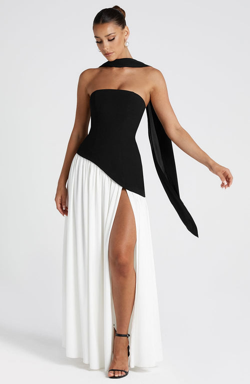 Mia - Elegant Backless Pleated Maxi Dress