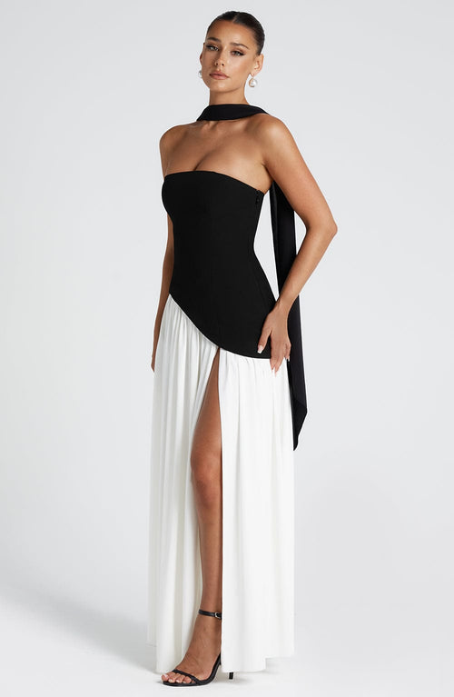 Mia - Elegant Backless Pleated Maxi Dress